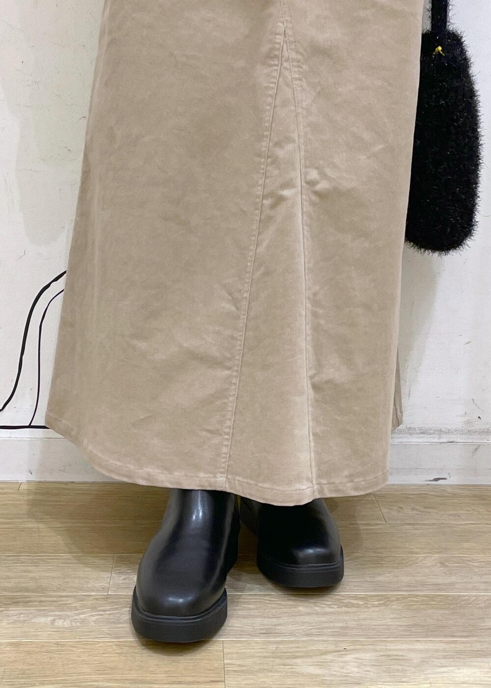 ピンク系のニット/セーター、ブラック系のブーツ、ブラック系のショルダーバッグを着用したレディースの冬コーディネートの6枚目の写真