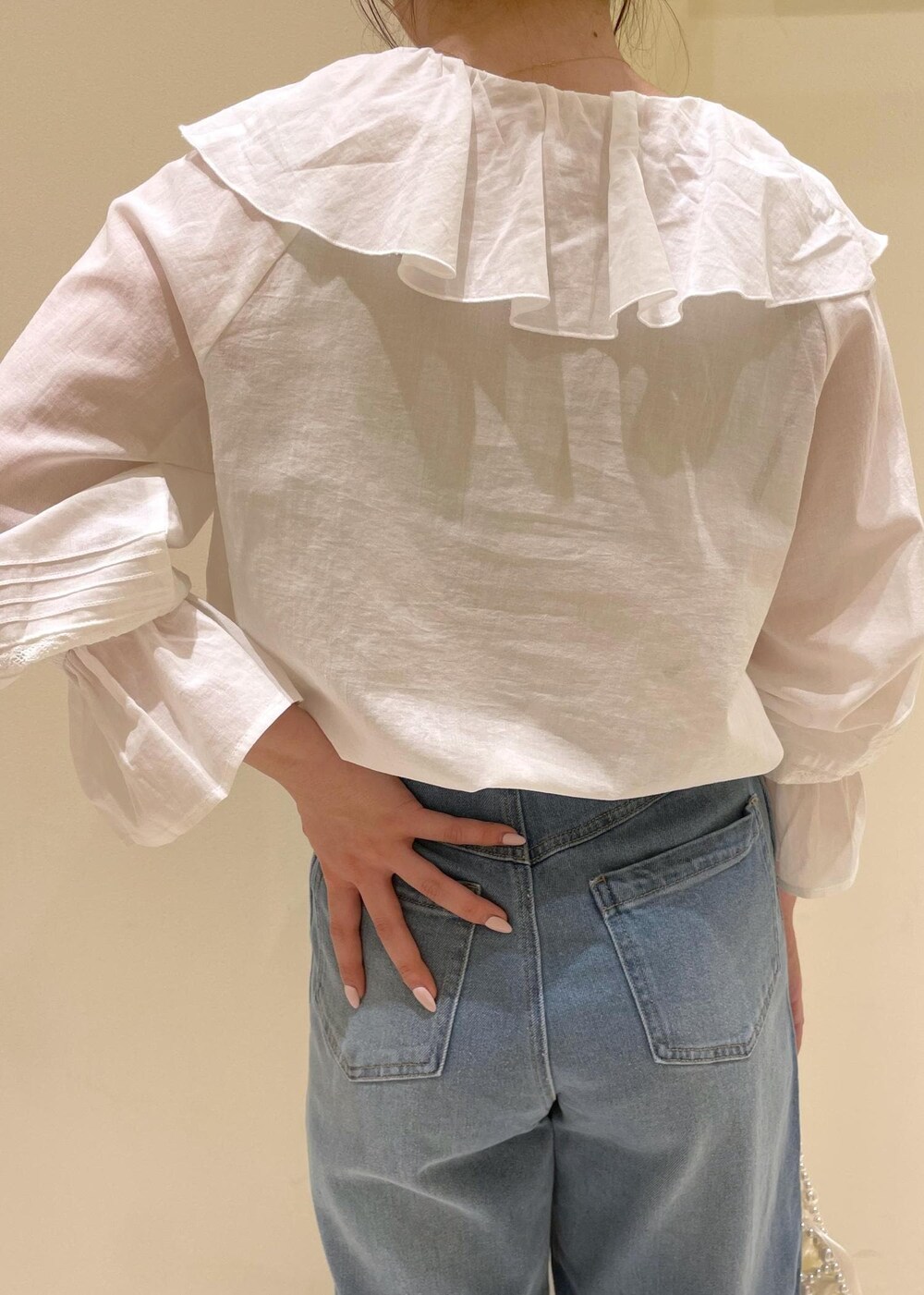 「RP2504、ropepicnic_snap、snapme_jun、初春コーデ、春コーデ、授業参観日コーデ、デートコーデ、お出かけコーデ、旅行コーデ、アウトドアコーデ、推し活コーデ、女子会コーデ、大人カジュアル、レイヤード、パンツスタイル」｜「ROPE' PICNICの【接触冷感・通気性】Comfort Series コンフォートシリーズ/綿ボイルフリルブラウス（シャツ/ブラウス、ホワイト系）」を使った、rinaさん（レディース・155cm）の春コーディネートの6枚目の写真