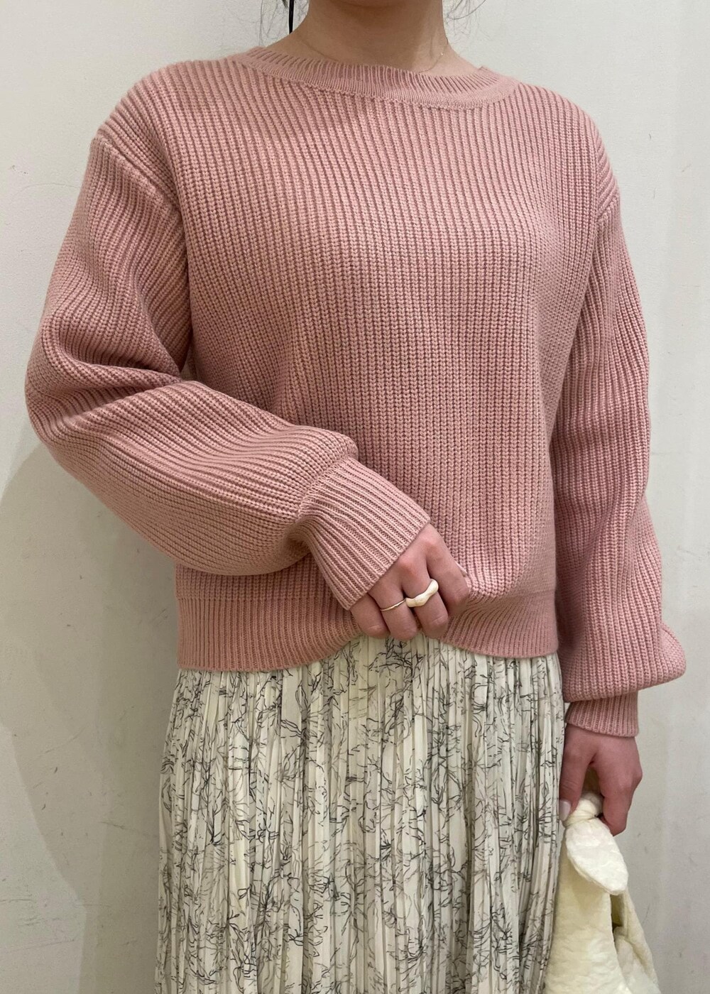 ホワイト系のスカート、ブラウン系のローファー、ホワイト系のショルダーバッグを着用したレディースの冬コーディネートの4枚目の写真