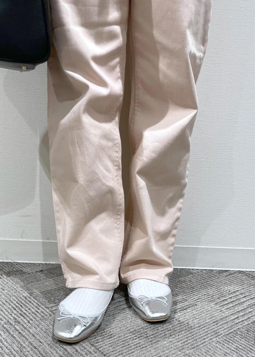 「Wbottoms_pickup、Wshoes&bag_pickup、Wtops_pickup、ropepicnic_snap、snapme_jun、初春コーデ、春コーデ、デートコーデ、お出かけコーデ、旅行コーデ、アウトドアコーデ、推し活コーデ、女子会コーデ、大人カジュアル、レイヤード」｜「ROPE' PICNICの【ウエスト革命デニム】ウエストシェイプフレアデニムパンツ（デニムパンツ、ピンク系）」を使った、rinaさん（レディース・155cm）の冬コーディネートの8枚目の写真