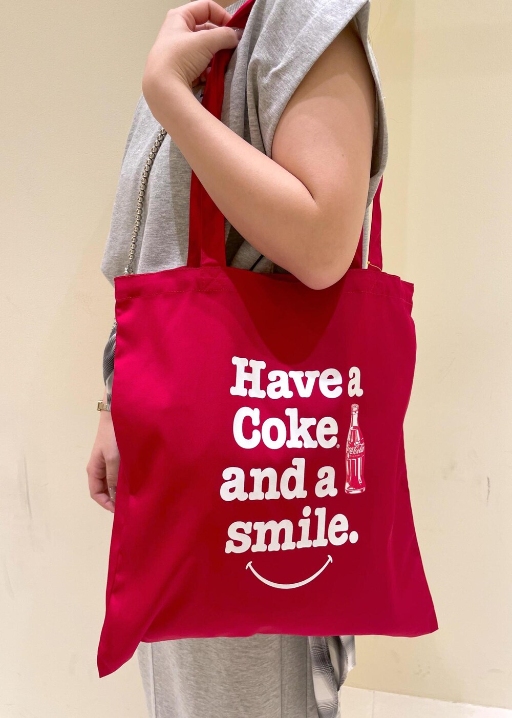 ブラウン系のサンダル、ホワイト系のシャツ/ブラウス、グレー系のスカートを着用したレディースの夏コーディネートの9枚目の写真