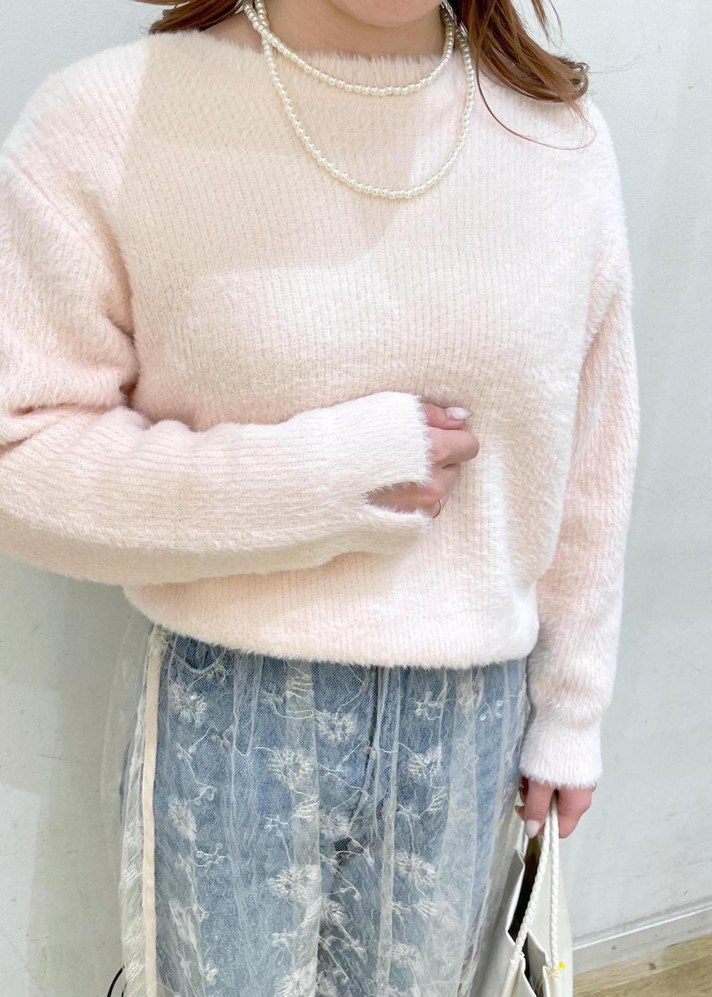 ホワイト系のスカート、シルバー系のバレエシューズ、ブルー系のデニムパンツを着用したレディースの冬コーディネートの5枚目の写真