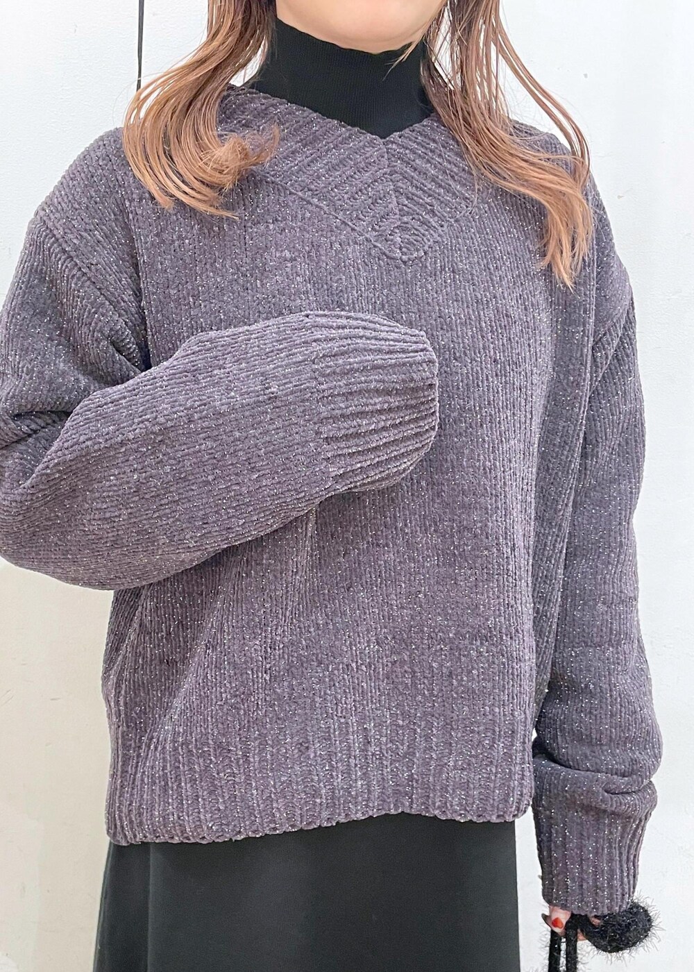 ブラック系のワンピース、グレー系のニット/セーター、ブラック系のブーツを着用したレディースの冬コーディネートの5枚目の写真