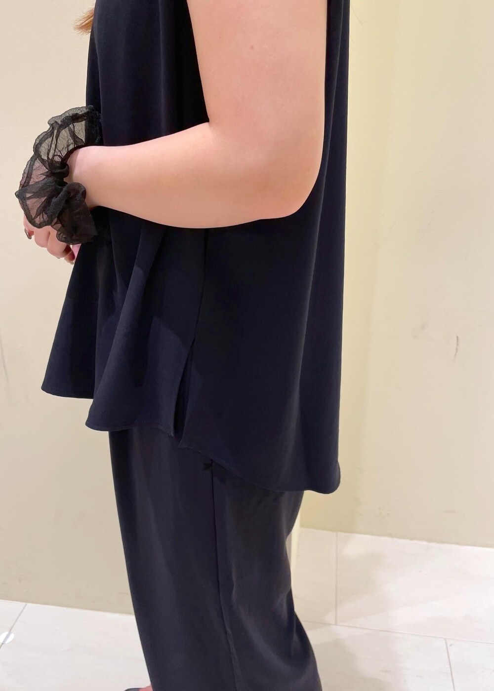 ブラウン系のサンダル、グレー系のトートバッグ、ブルー系のその他パンツを着用したレディースの夏コーディネートの6枚目の写真