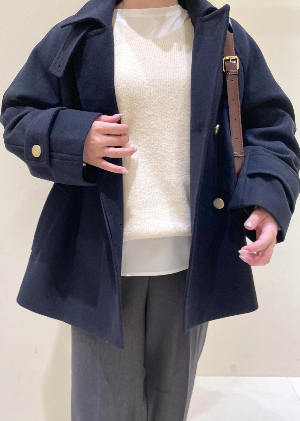 ブルー系のその他アウター、ホワイト系のTシャツ/カットソー、ホワイト系のニット/セーターを着用したレディースの秋コーディネートの6枚目の写真