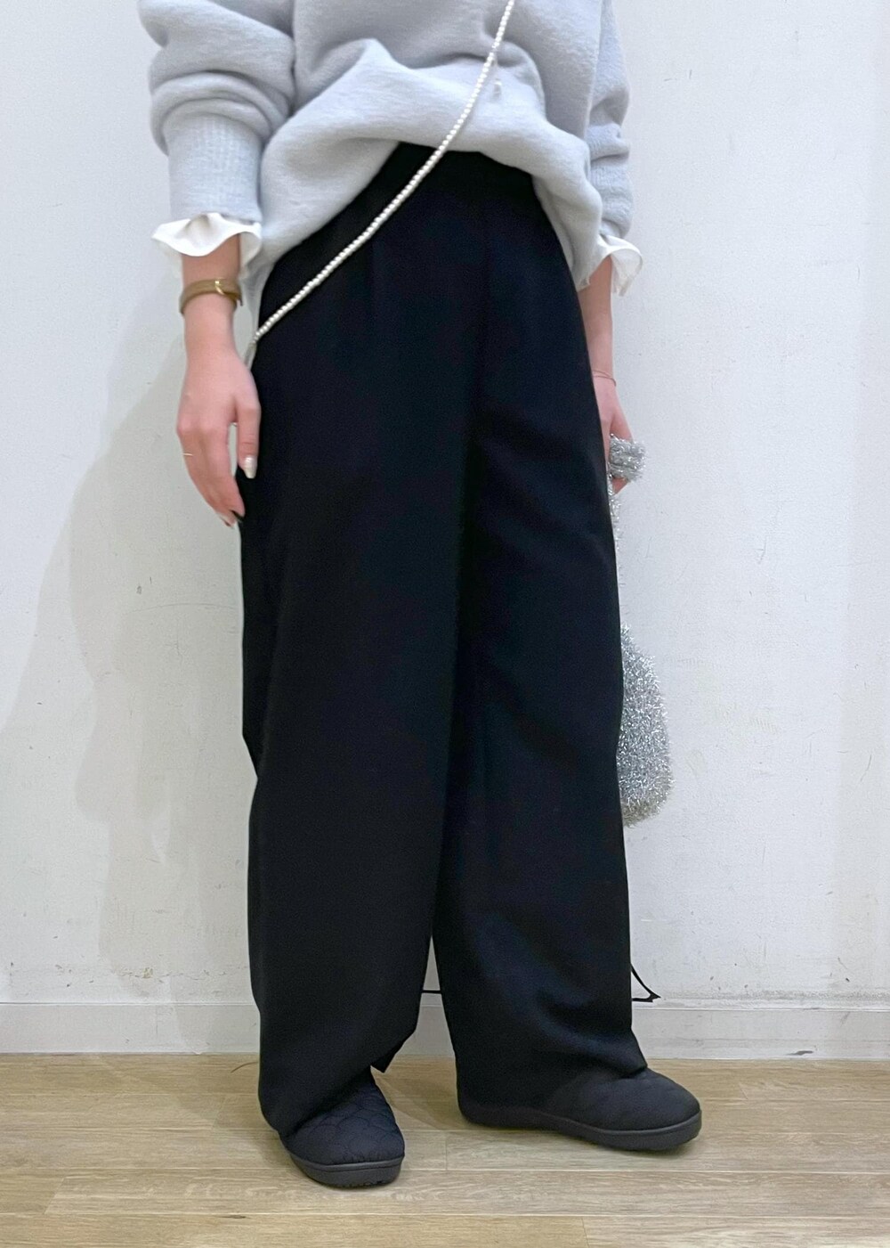 ホワイト系のシャツ/ブラウス、ブルー系のニット/セーター、ブラック系のその他パンツを着用したレディースの冬コーディネートの6枚目の写真