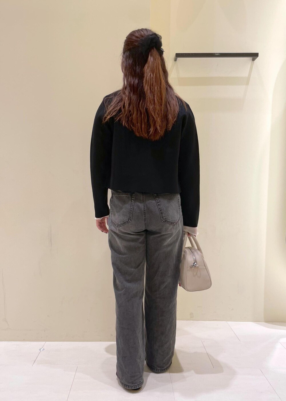 ブラック系のカーディガン/ボレロ、ホワイト系のTシャツ/カットソー、ブラック系のパンプスを着用したレディースの秋コーディネートの3枚目の写真