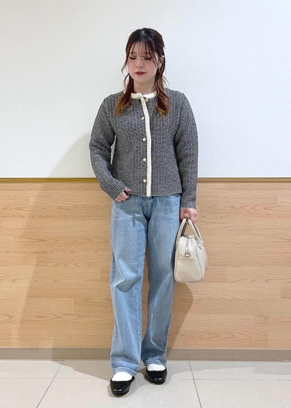 「ropepicnic_snap、snapme_jun、初春コーデ、春コーデ、授業参観日コーデ、デートコーデ、お出かけコーデ、旅行コーデ、アウトドアコーデ、推し活コーデ、女子会コーデ、大人カジュアル、パンツスタイル、体型カバー、ワントーンコーデ」｜「ROPE' PICNICのゴールドボタンサマーツイードカーディジャケット（カーディガン/ボレロ、ブラック系）」を使った、rinaさん（レディース・155cm）の春コーディネートの4枚目の写真