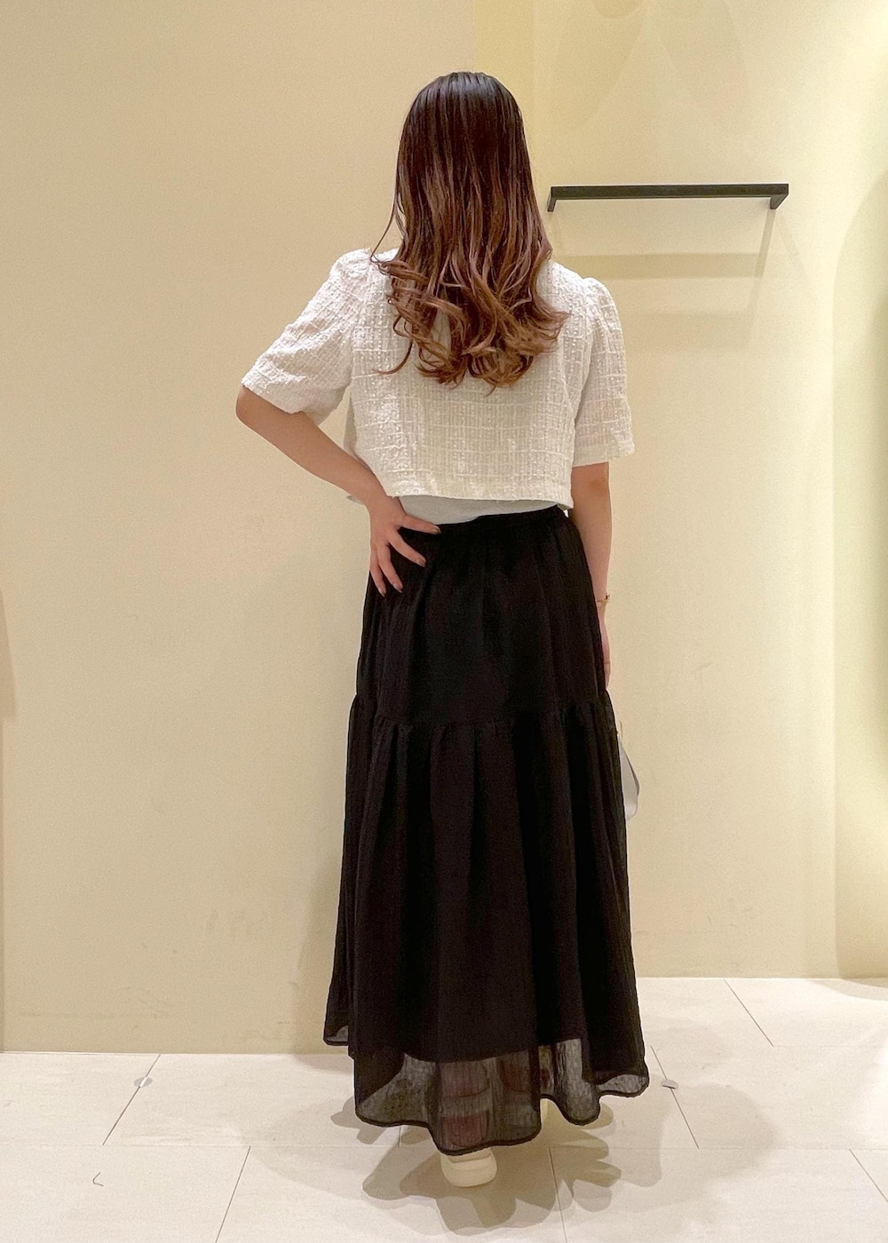 「ropepicnic_snap、snapme_jun、初春コーデ、春コーデ、初夏コーデ、夏コーデ、授業参観日コーデ、デートコーデ、旅行コーデ、アウトドアコーデ、フェスコーデ、推し活コーデ、女子会コーデ、大人カジュアル、レイヤード」｜「ROPE' PICNICのラウンドワンハンドル&ショルダーバッグ（ハンドバッグ、シルバー系）」を使った、rinaさん（レディース・155cm）の春コーディネートの2枚目の写真