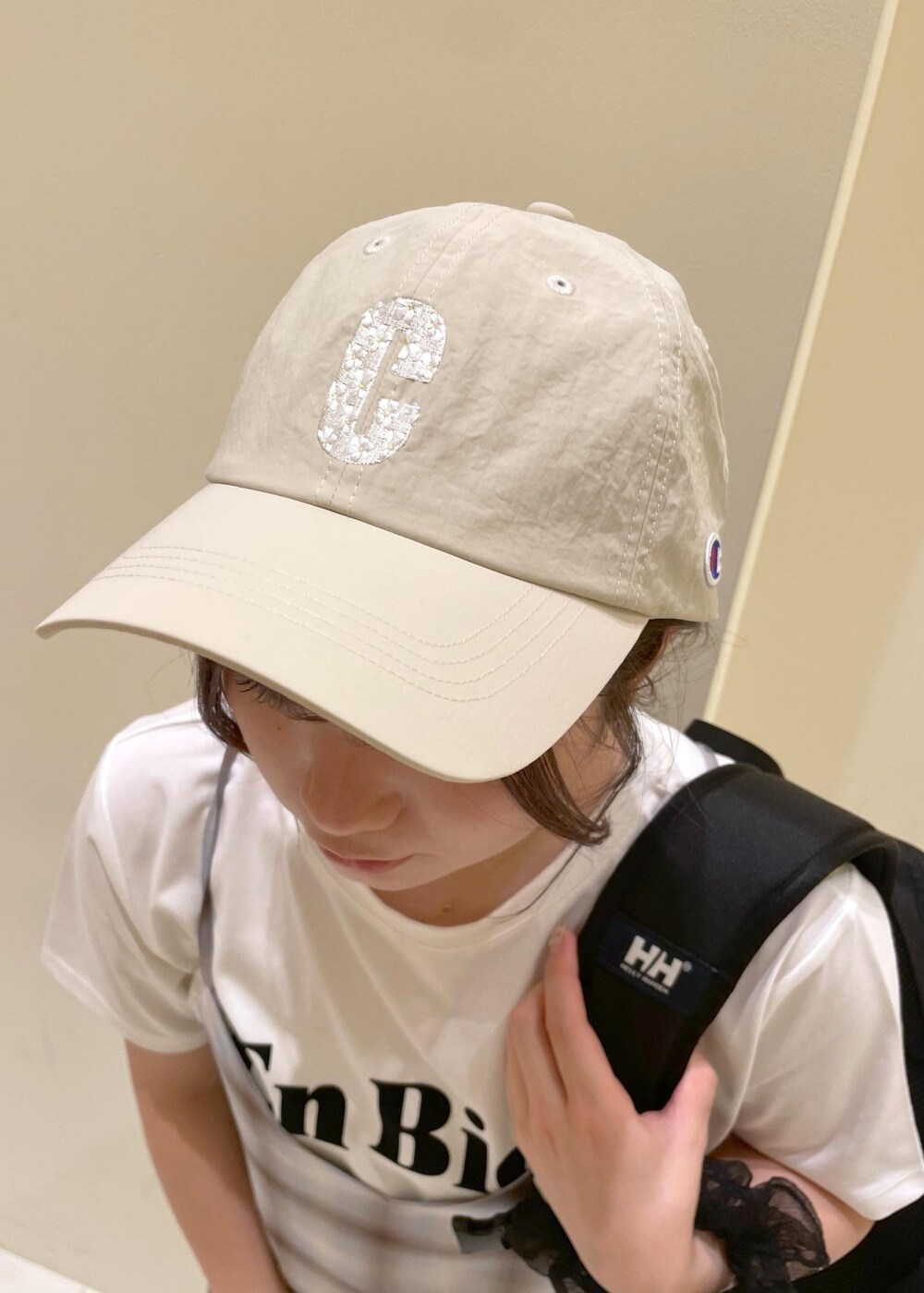 ブラック系のサンダル、ブルー系のワンピース、ホワイト系のTシャツ/カットソーを着用したレディースの夏コーディネートの10枚目の写真