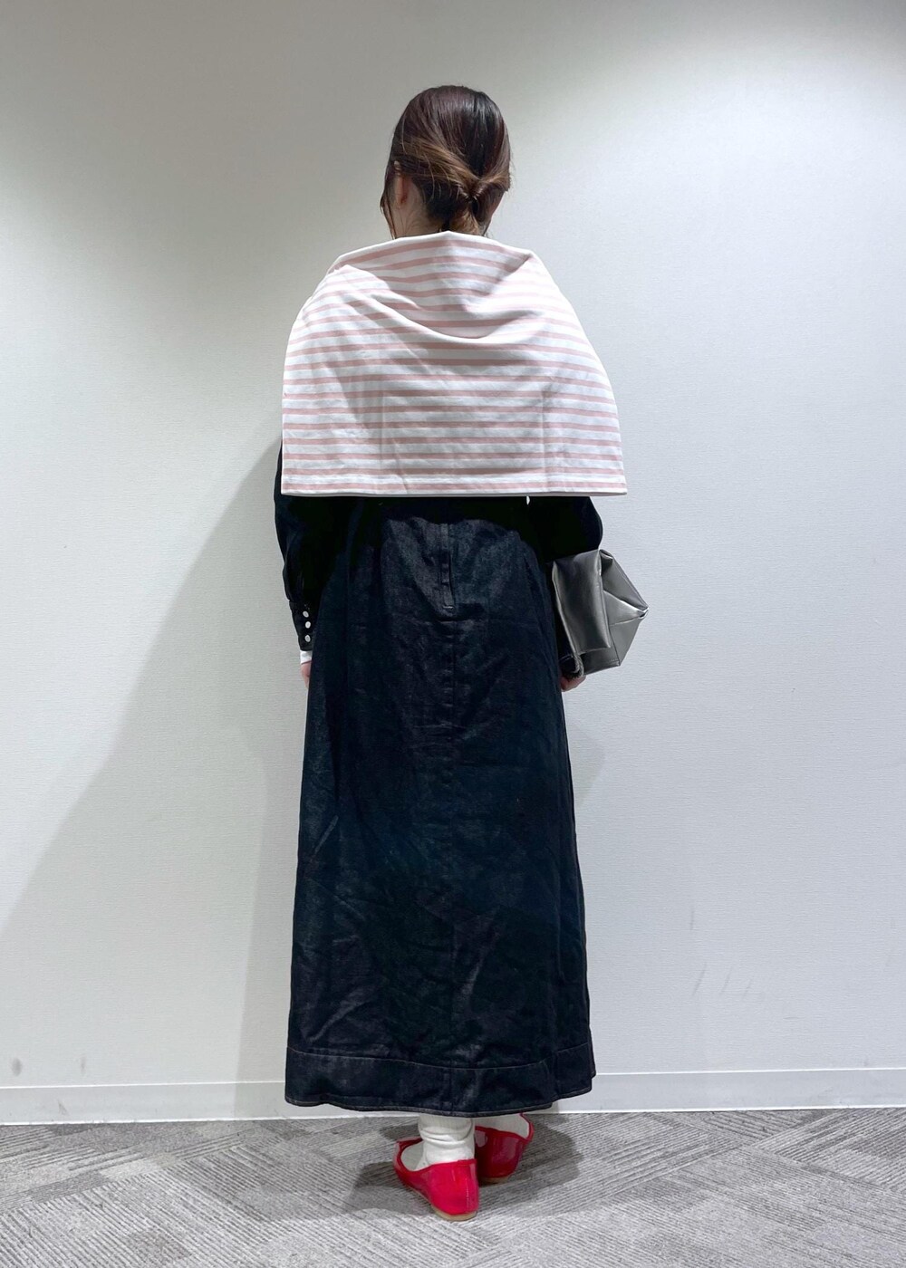 ホワイト系のTシャツ/カットソー、シルバー系のトートバッグ、ブラック系のワンピースを着用したレディースの冬コーディネートの2枚目の写真