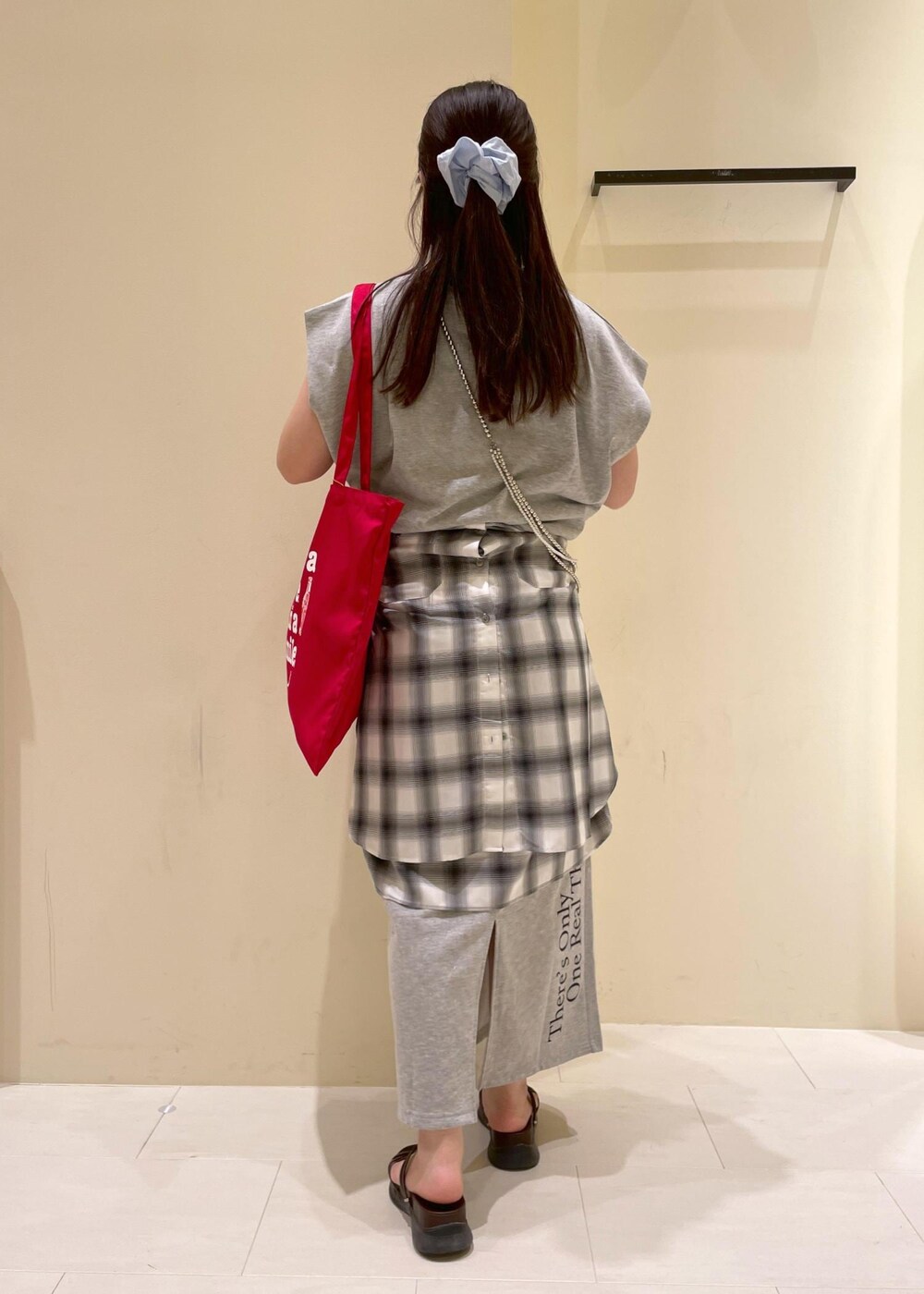 ブラウン系のサンダル、ホワイト系のシャツ/ブラウス、グレー系のスカートを着用したレディースの夏コーディネートの3枚目の写真