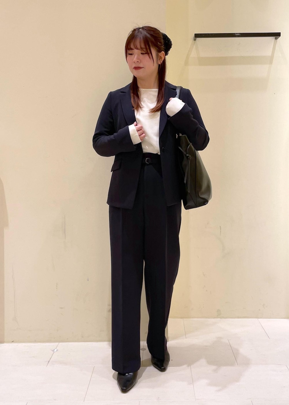 ホワイト系のTシャツ/カットソー、ブラック系のトートバッグ、ブルー系のその他パンツを着用したレディースの冬コーディネートの4枚目の写真