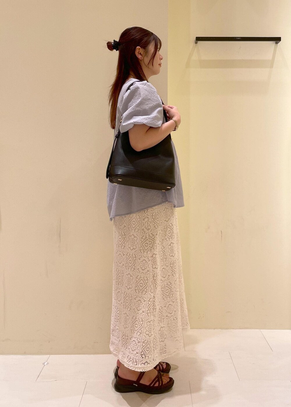 ブラウン系のサンダル、ブルー系のシャツ/ブラウス、ホワイト系のワンピースを着用したレディースの夏コーディネートの3枚目の写真