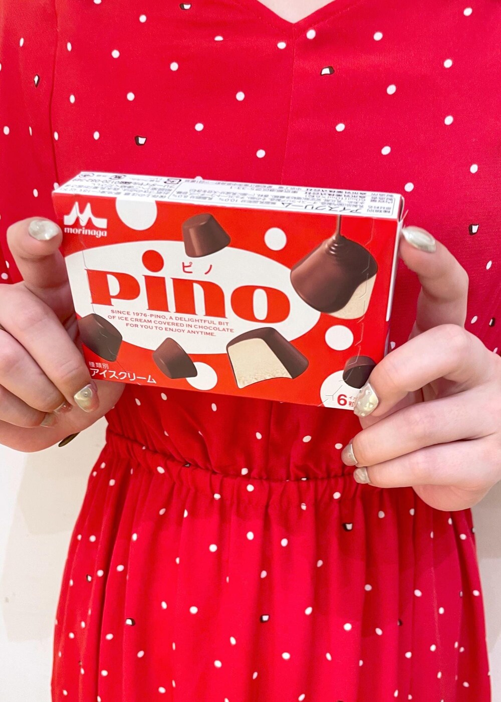 レッド系のワンピース、シルバー系のサンダル、シルバー系のショルダーバッグを着用したレディースの春コーディネートの8枚目の写真