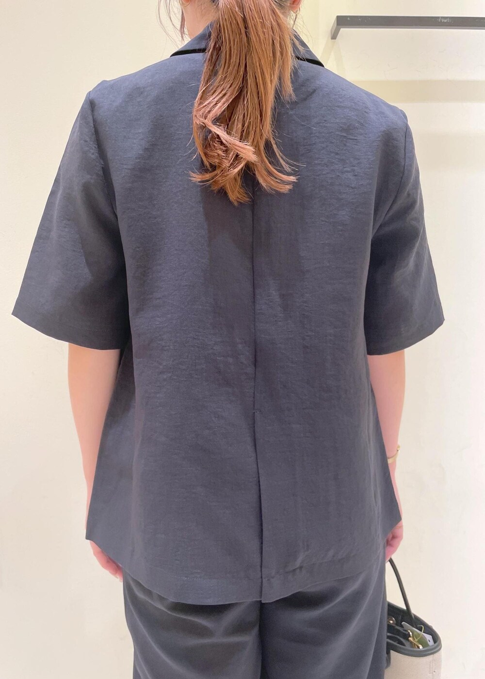 ホワイト系のTシャツ/カットソー、グレー系のその他パンツ、グレー系のテーラードジャケットを着用したレディースの夏コーディネートの7枚目の写真
