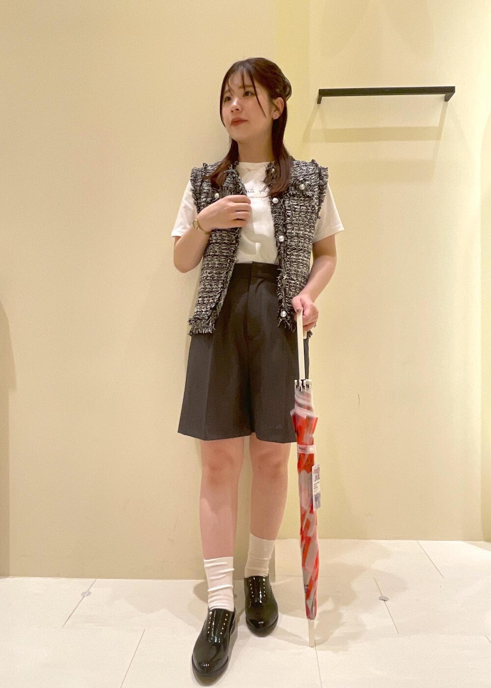 「初夏コーデ、夏コーデ、初秋コーデ、デートコーデ、お出かけコーデ、旅行コーデ、アウトドアコーデ、推し活コーデ、女子会コーデ、レイヤード、パンツスタイル、体型カバー、ワントーンコーデ、モノトーンコーデ、カジュアルコーデ」｜「TEMPERATEの【TEMPERATE/テンパレイト別注】OMBRE（レインシューズ、ブラック系）」を使った、rinaさん（レディース・155cm）の夏コーディネートの10枚目の写真