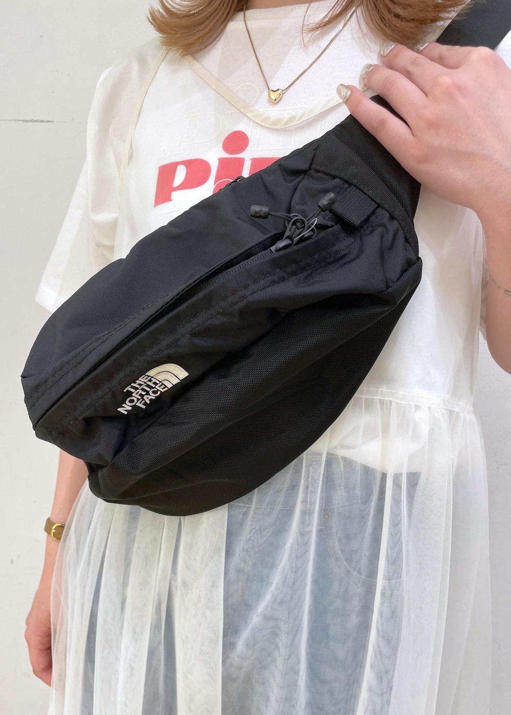 「GDM14950、GDS14230、GSE14010、GIA14190、GIU44050、GIX44160、ピノ、ピノコラボ、pino、Tシャツコーデ、トップス、デニム、デニムコーデ、マムデニム、ワンピースコーデ」|「ROPE' PICNICのスキニーストラップフラットサンダル(サンダル、シルバー系)」を使った、rinaさん(レディース・155cm)の春コーディネートの8枚目の写真