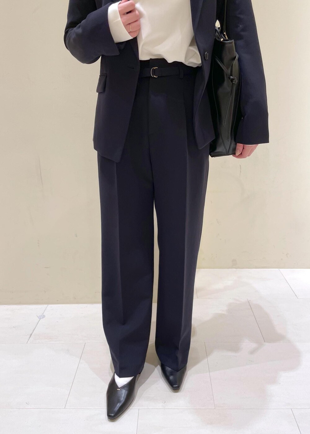 ホワイト系のTシャツ/カットソー、ブラック系のトートバッグ、ブルー系のその他パンツを着用したレディースの冬コーディネートの9枚目の写真