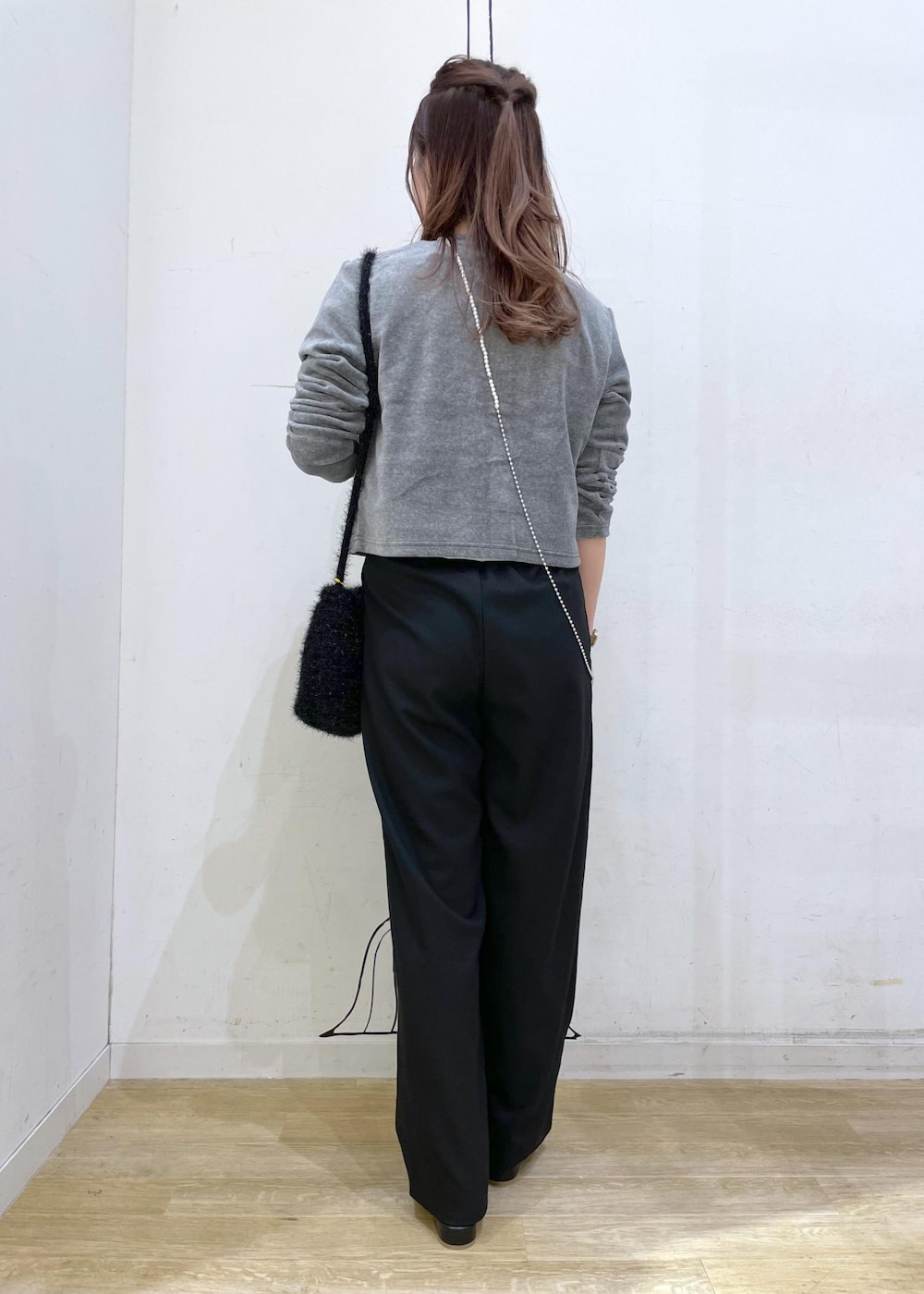ブラック系のパンプス、ホワイト系のTシャツ/カットソー、グレー系のカーディガン/ボレロを着用したレディースの秋コーディネートの2枚目の写真