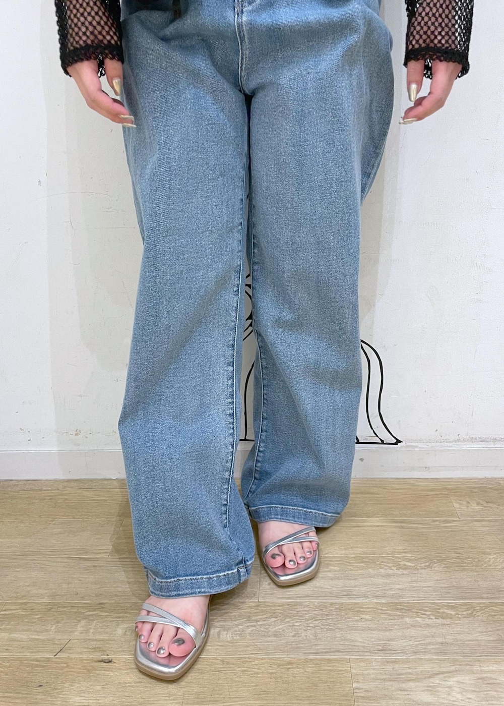 シルバー系のサンダル、ブラック系のショルダーバッグ、ホワイト系のタンクトップを着用したレディースの夏コーディネートの9枚目の写真