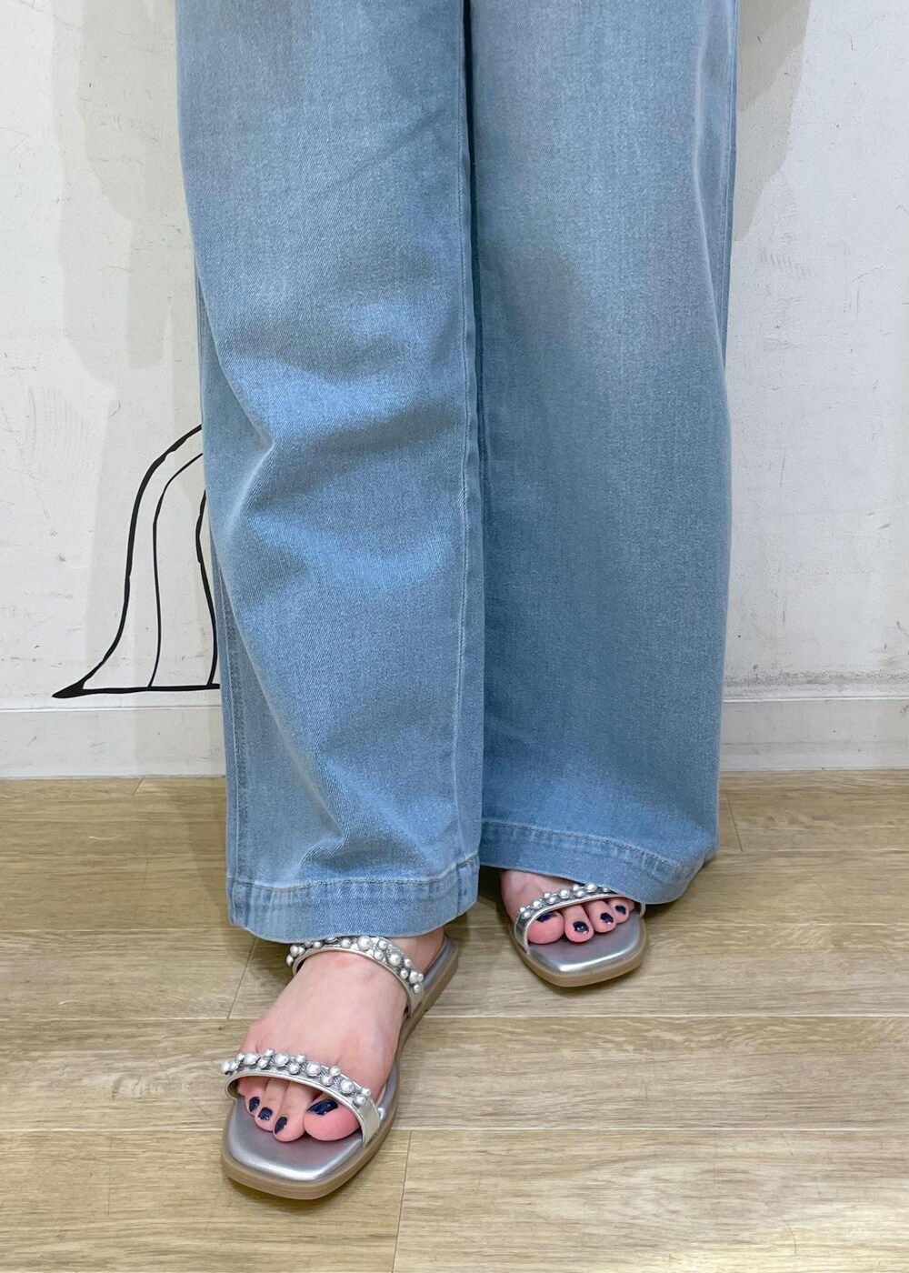 ブルー系のデニムパンツ、シルバー系のサンダル、グレー系のTシャツ/カットソーを着用したレディースの夏コーディネートの8枚目の写真