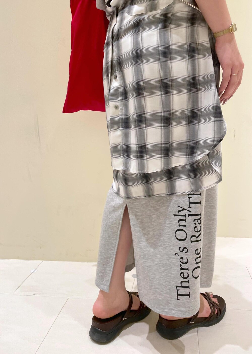 ブラウン系のサンダル、ホワイト系のシャツ/ブラウス、グレー系のスカートを着用したレディースの夏コーディネートの8枚目の写真