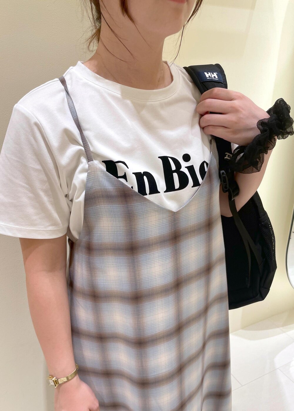 ブラック系のサンダル、ブルー系のワンピース、ホワイト系のTシャツ/カットソーを着用したレディースの夏コーディネートの5枚目の写真