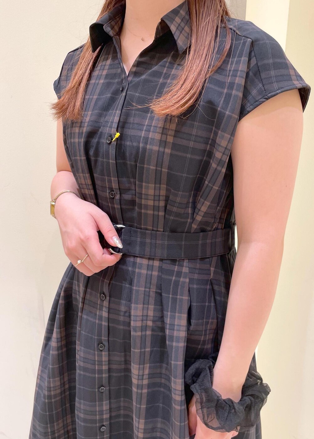 ブラック系のパンプス、ブラック系のワンピース、ベージュ系のボストンバッグを着用したレディースの夏コーディネートの5枚目の写真