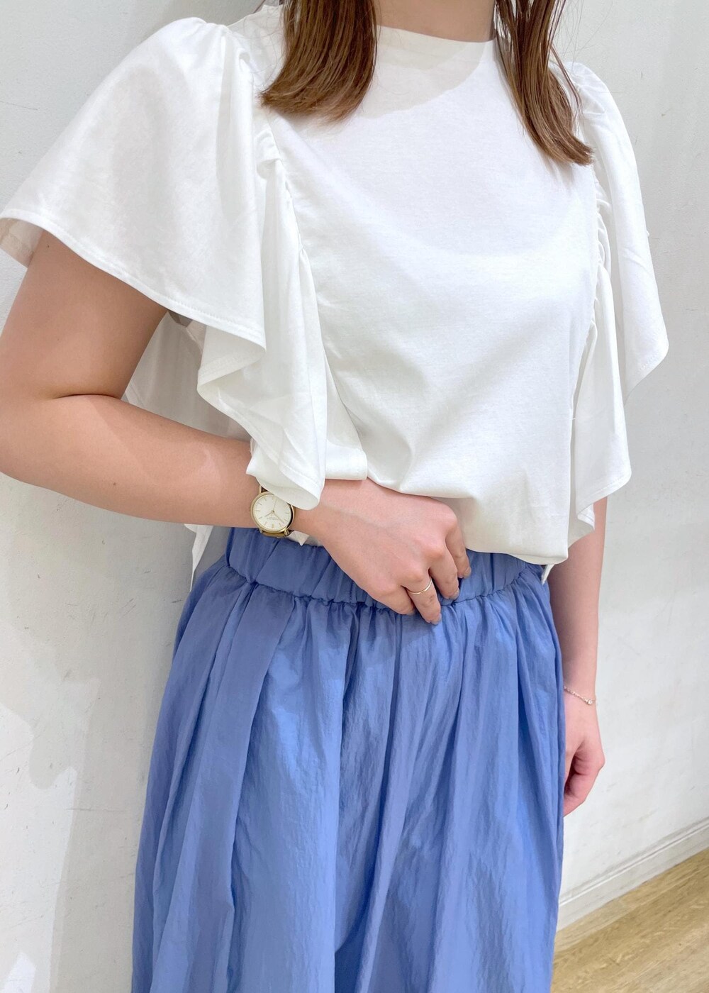 ホワイト系のTシャツ/カットソー、ホワイト系のショルダーバッグ、ブルー系のスカートを着用したレディースの夏コーディネートの4枚目の写真