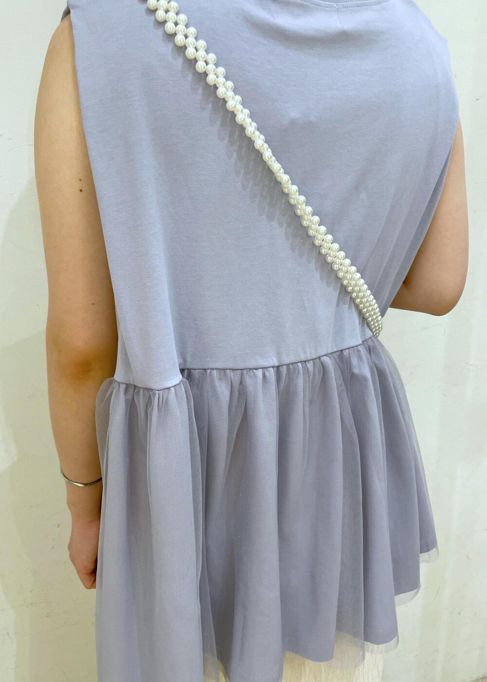 ベージュ系のスカート、ブルー系のTシャツ/カットソー、ホワイト系のサンダルを着用したレディースの夏コーディネートの6枚目の写真