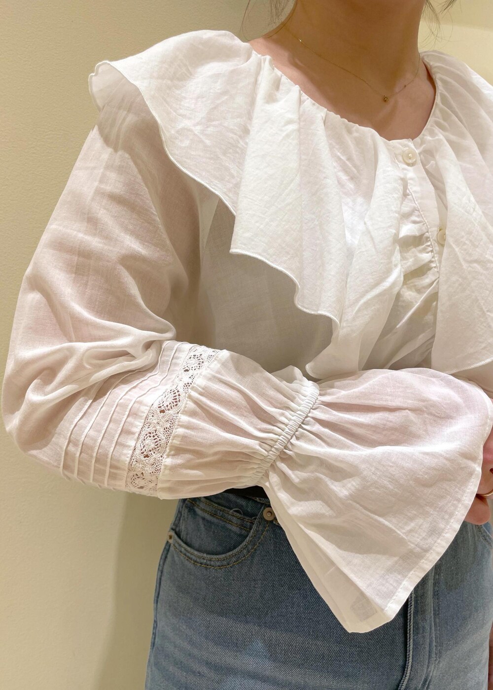 「RP2504、ropepicnic_snap、snapme_jun、初春コーデ、春コーデ、授業参観日コーデ、デートコーデ、お出かけコーデ、旅行コーデ、アウトドアコーデ、推し活コーデ、女子会コーデ、大人カジュアル、レイヤード、パンツスタイル」｜「ROPE' PICNICの【接触冷感・通気性】Comfort Series コンフォートシリーズ/綿ボイルフリルブラウス（シャツ/ブラウス、ホワイト系）」を使った、rinaさん（レディース・155cm）の春コーディネートの7枚目の写真