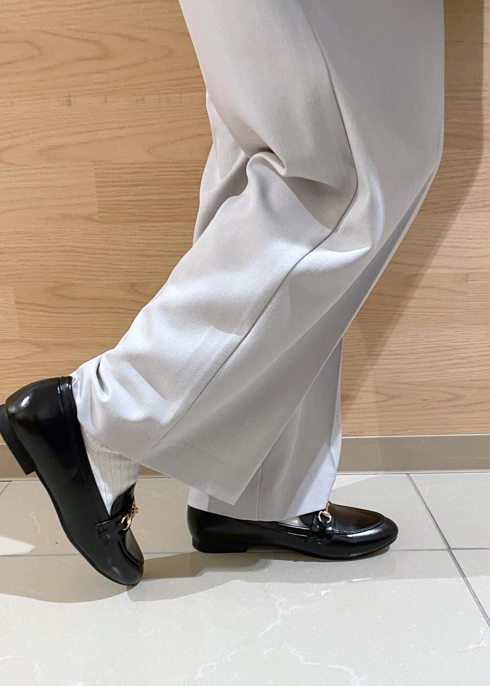 ブラック系のトートバッグ、ブラック系のパンプス、ブルー系のカーディガン/ボレロを着用したレディースの春コーディネートの7枚目の写真