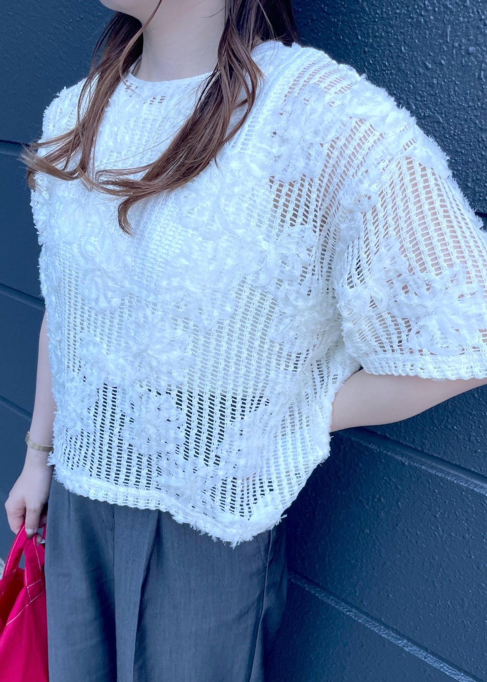 「ropepicnic_snap、snapme_jun、初夏コーデ、夏コーデ、初秋コーデ、授業参観日コーデ、デートコーデ、お出かけコーデ、旅行コーデ、アウトドアコーデ、推し活コーデ、女子会コーデ、雨の日コーデ、大人カジュアル、レイヤード」｜「ROPE' PICNICのアメスリタンクトップ（タンクトップ、ホワイト系）」を使った、rinaさん（レディース・155cm）の春コーディネートの5枚目の写真