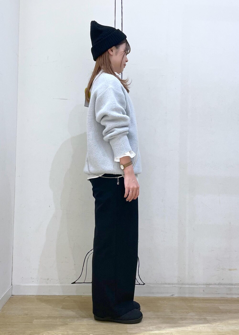 ホワイト系のシャツ/ブラウス、ブルー系のニット/セーター、ブラック系のその他パンツを着用したレディースの冬コーディネートの3枚目の写真