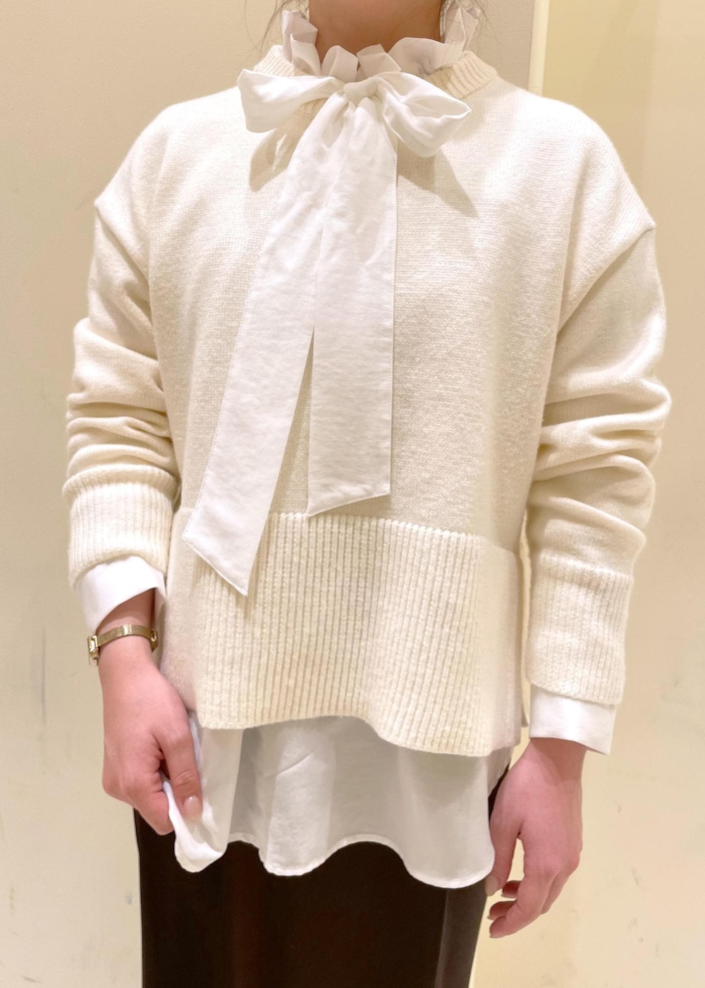 シルバー系のバレエシューズ、ホワイト系のニット/セーター、ホワイト系のトートバッグを着用したレディースの冬コーディネートの5枚目の写真