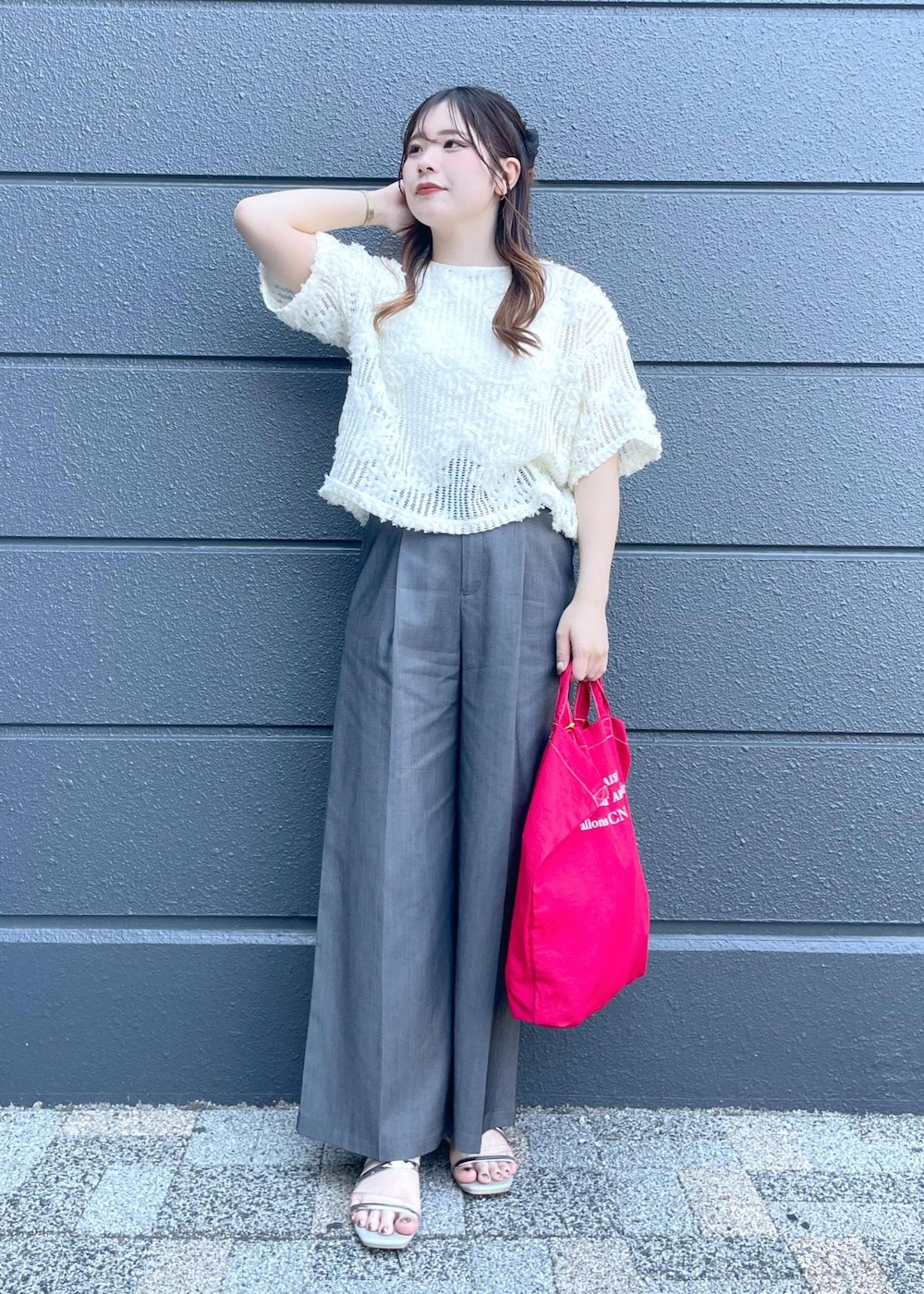 「ropepicnic_snap、snapme_jun、初夏コーデ、夏コーデ、初秋コーデ、授業参観日コーデ、デートコーデ、お出かけコーデ、旅行コーデ、アウトドアコーデ、推し活コーデ、女子会コーデ、雨の日コーデ、大人カジュアル、レイヤード」｜「ROPE' PICNICのアメスリタンクトップ（タンクトップ、ホワイト系）」を使った、rinaさん（レディース・155cm）の春コーディネートの4枚目の写真