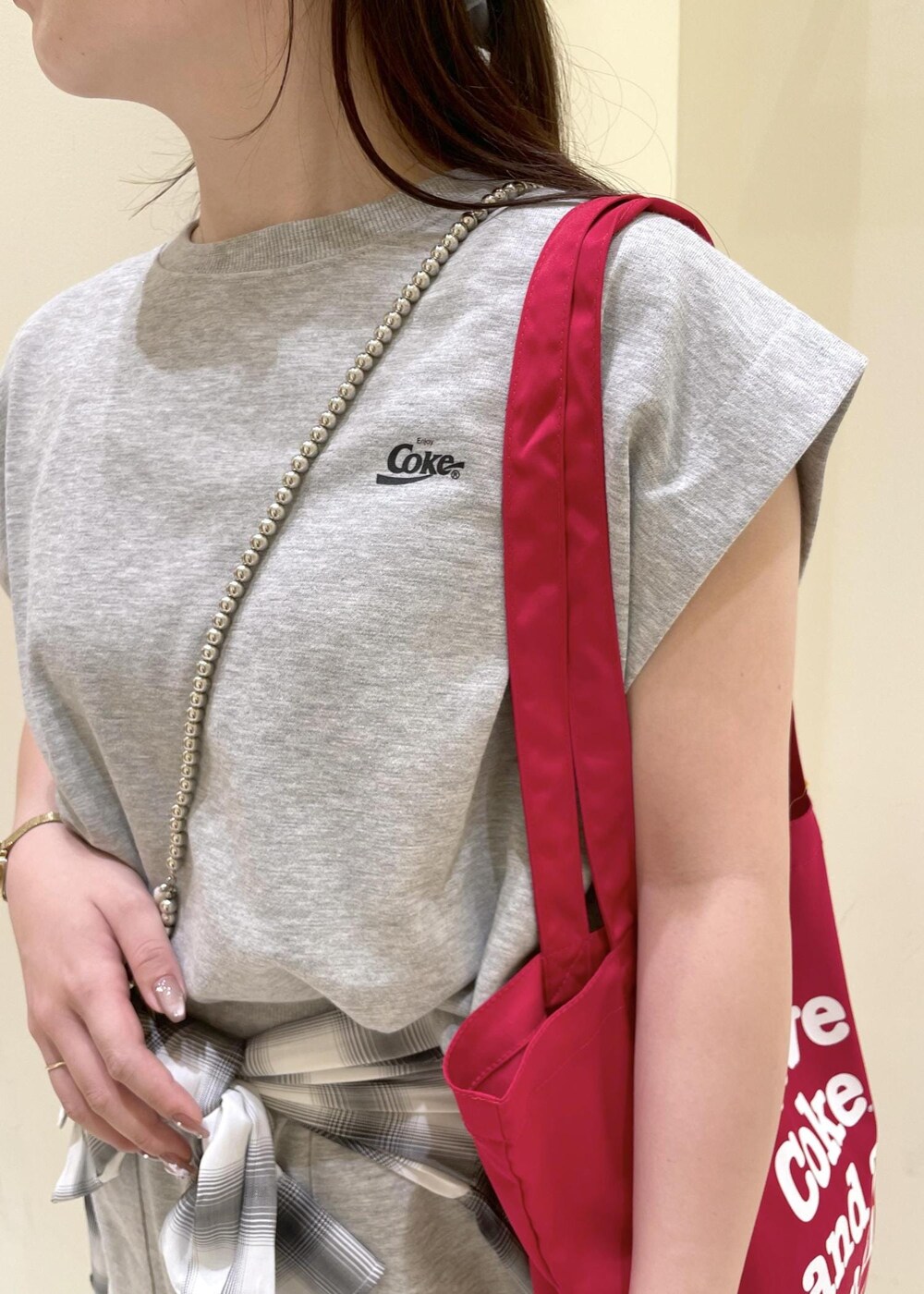 ブラウン系のサンダル、ホワイト系のシャツ/ブラウス、グレー系のスカートを着用したレディースの夏コーディネートの5枚目の写真