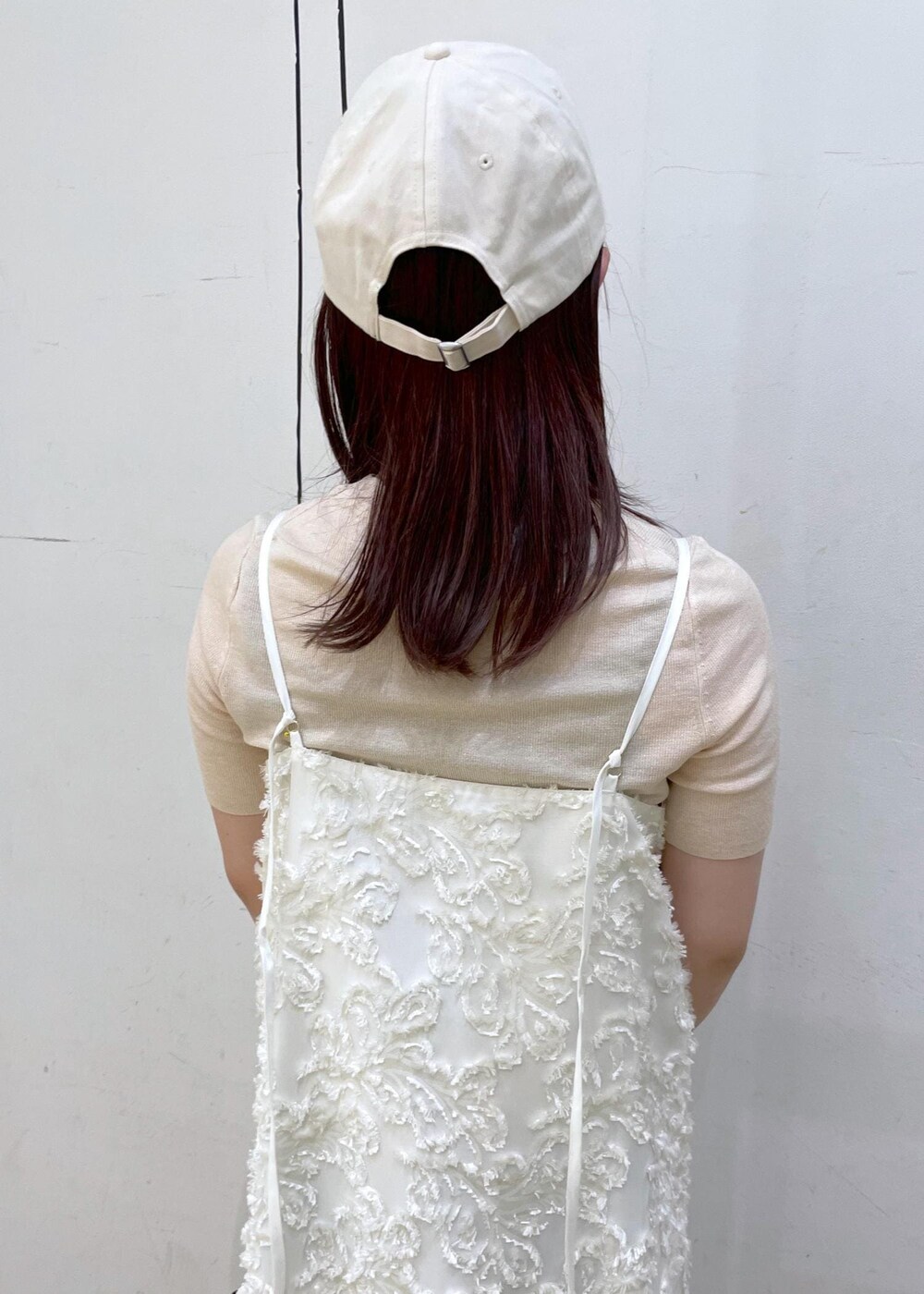 ホワイト系のサンダル、ホワイト系のワンピース、ブラック系のショルダーバッグを着用したレディースの夏コーディネートの8枚目の写真