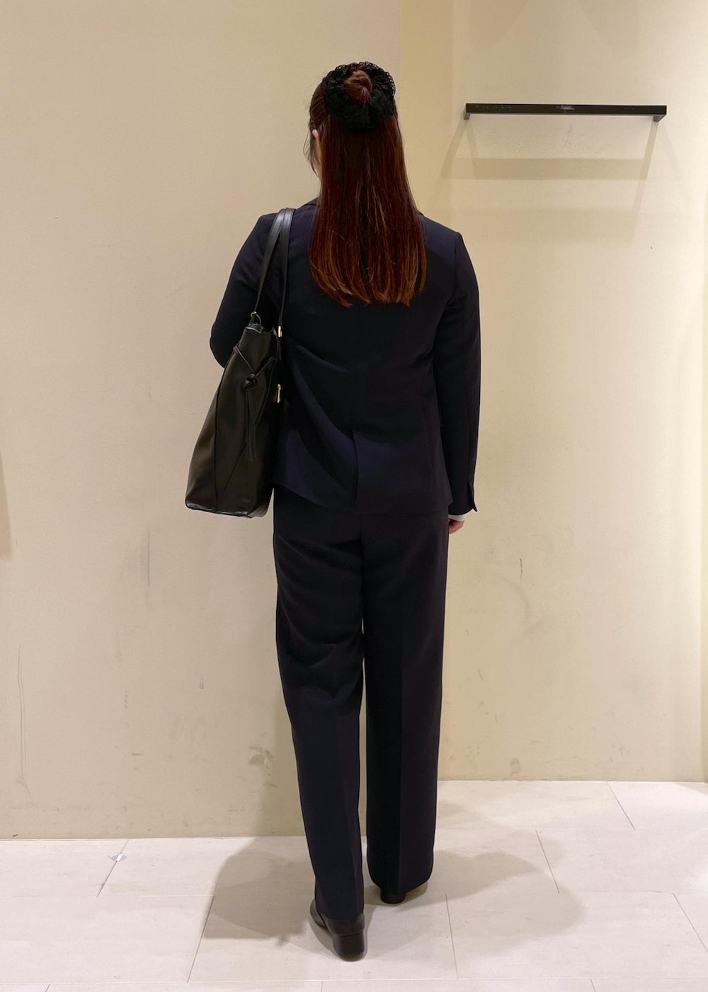 ホワイト系のTシャツ/カットソー、ブラック系のトートバッグ、ブルー系のその他パンツを着用したレディースの冬コーディネートの10枚目の写真