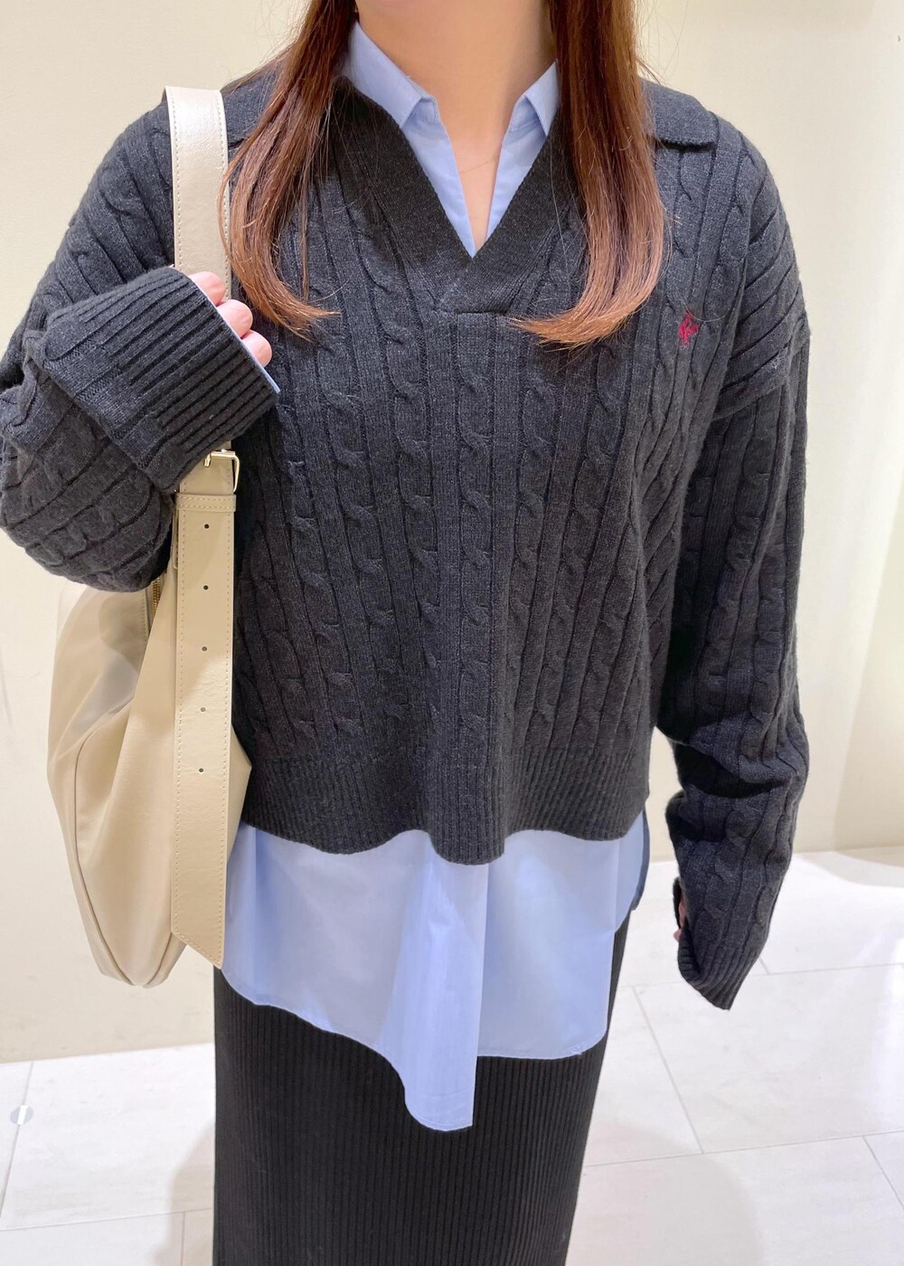 ブラック系のスカート、ブルー系のシャツ/ブラウス、グレー系のニット/セーターを着用したレディースの冬コーディネートの10枚目の写真