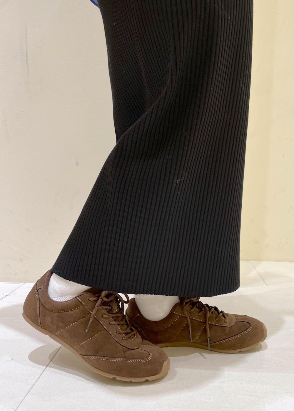 ブラック系のスカート、ブルー系のシャツ/ブラウス、グレー系のニット/セーターを着用したレディースの冬コーディネートの8枚目の写真