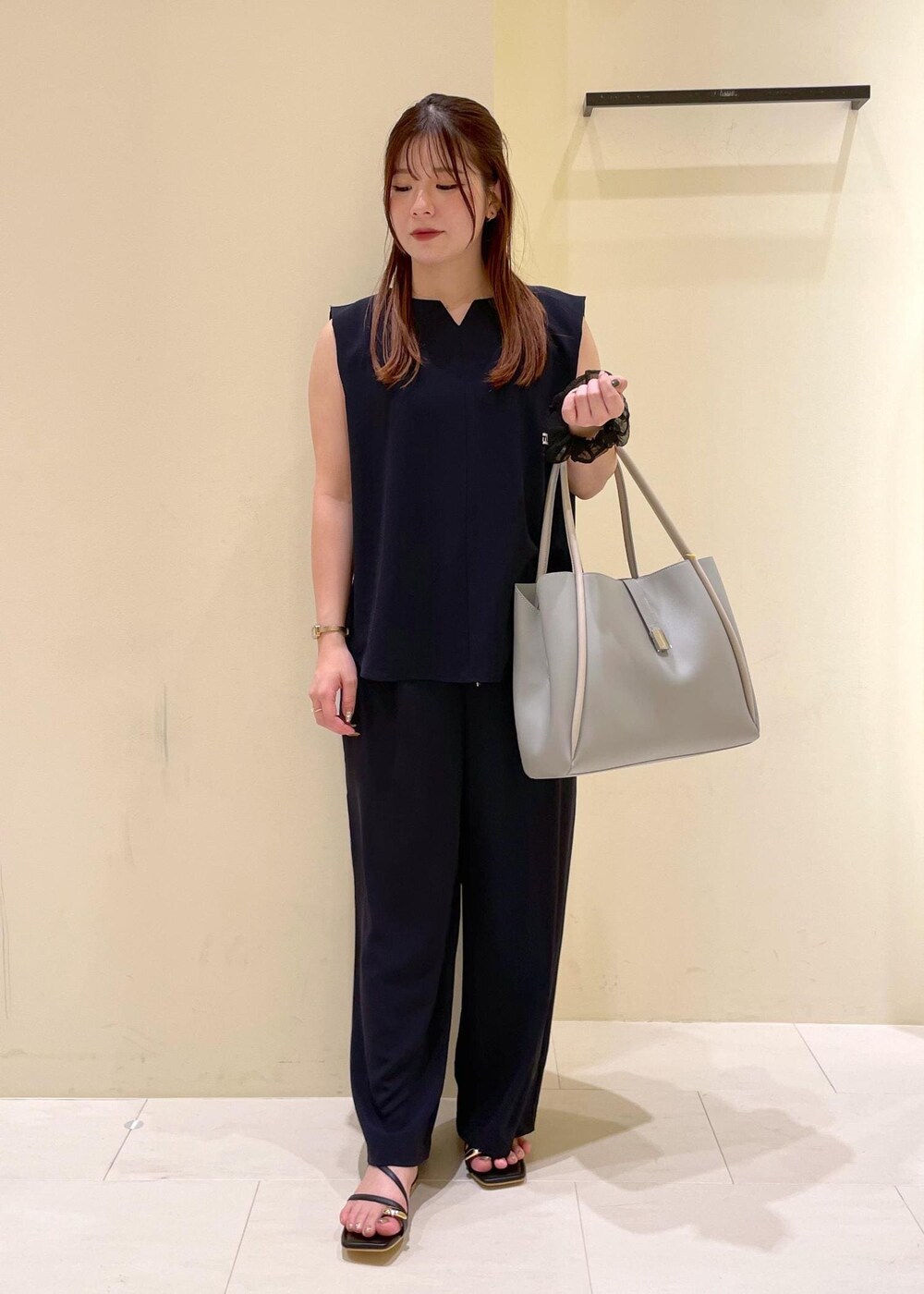 ブラウン系のサンダル、グレー系のトートバッグ、ブルー系のその他パンツを着用したレディースの夏コーディネートの10枚目の写真
