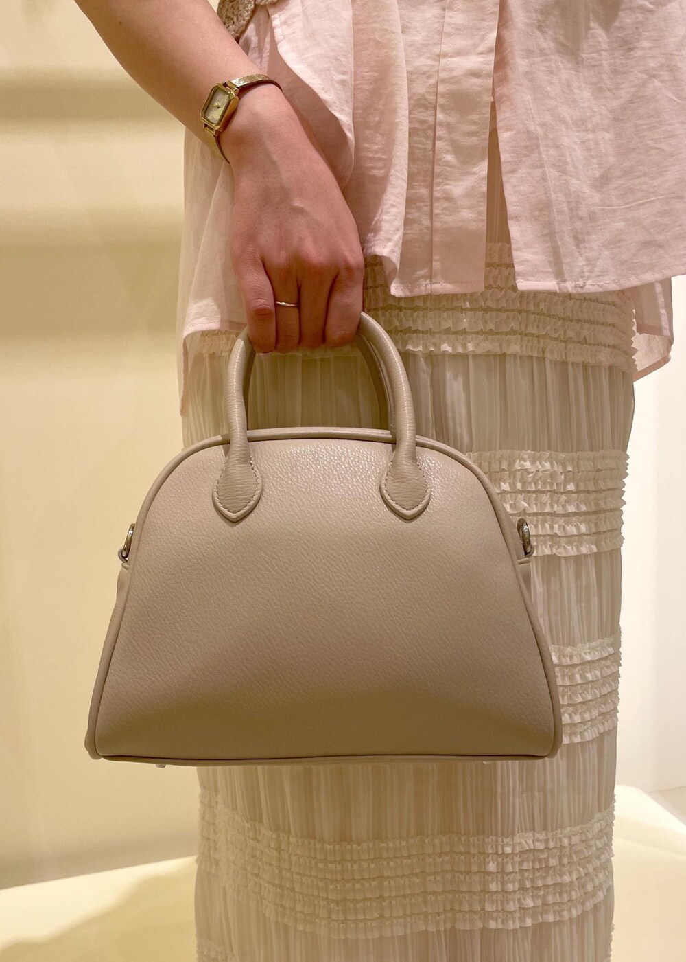 「RP2504、Wminibag_pickup、Wtops_pickup、ropepicnic_snap、snapme_jun、初春コーデ、春コーデ、デートコーデ、お出かけコーデ、旅行コーデ、アウトドアコーデ、推し活コーデ、女子会コーデ、大人カジュアル、レイヤード」｜「ROPE' PICNICの【軽量】旅するボストンバッグ ソフトシンセティックレザーボストンバッグ（ボストンバッグ、ベージュ系）」を使った、rinaさん（レディース・155cm）の春コーディネートの8枚目の写真