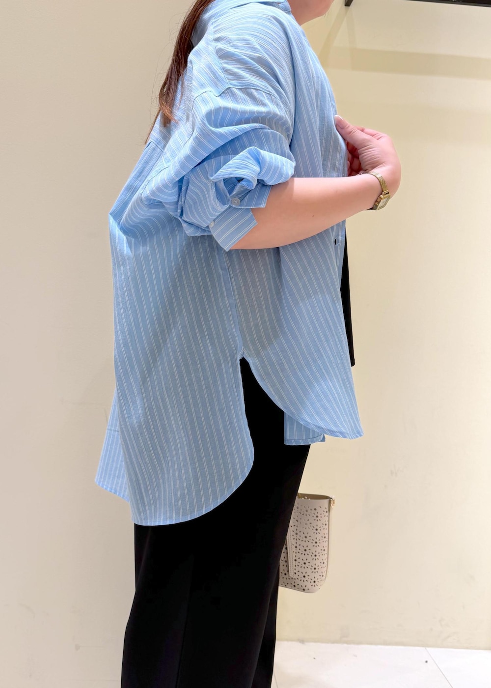 ブラック系のサンダル、ホワイト系のショルダーバッグ、ブラック系のつなぎ/オールインワンを着用したレディースの春コーディネートの6枚目の写真