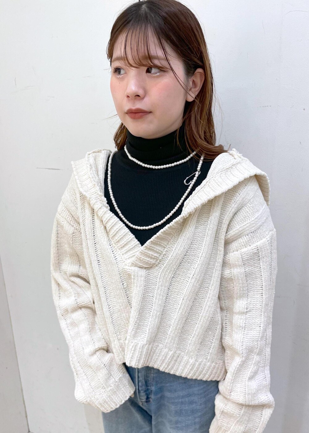 「ropepicnic_snap、snapme_jun、ハーフジップニット、ハーフジップ、キラキラ、初冬コーデ、冬コーデ、デートコーデ、お出かけコーデ、旅行コーデ、アウトドアコーデ、フェスコーデ、推し活コーデ、クリスマスコーデ、お正月・初詣コーデ」｜「ROPE' PICNICの洗えるメッシュハンドルミドルトートバッグ（トートバッグ、シルバー系）」を使った、rinaさん（レディース・155cm）の冬コーディネートの9枚目の写真