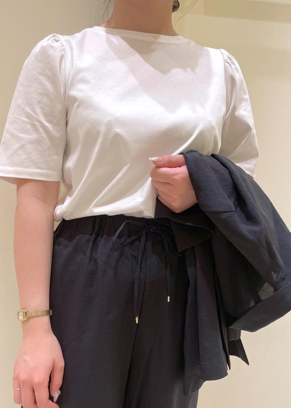 ホワイト系のTシャツ/カットソー、グレー系のその他パンツ、グレー系のテーラードジャケットを着用したレディースの夏コーディネートの8枚目の写真