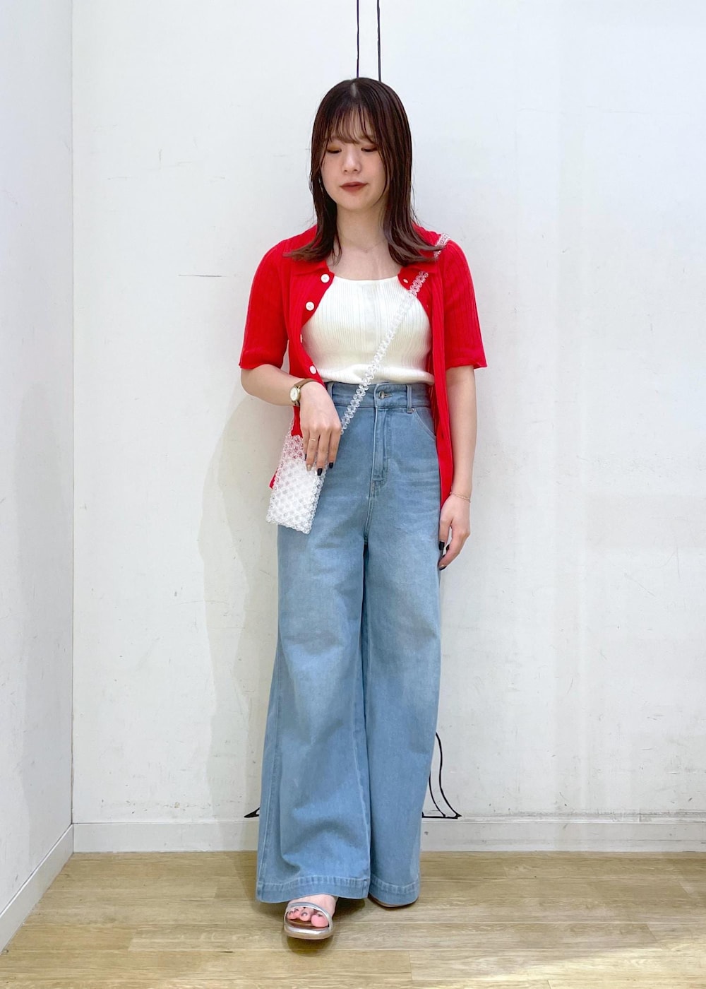 ホワイト系のタンクトップ、シルバー系のサンダル、レッド系のニット/セーターを着用したレディースの夏コーディネートの4枚目の写真