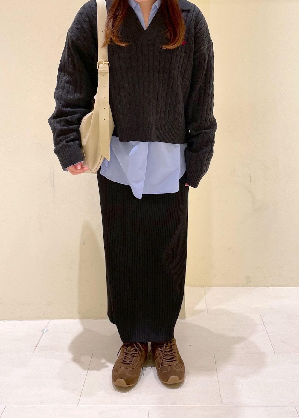 ブラック系のスカート、ブルー系のシャツ/ブラウス、グレー系のニット/セーターを着用したレディースの冬コーディネートの6枚目の写真