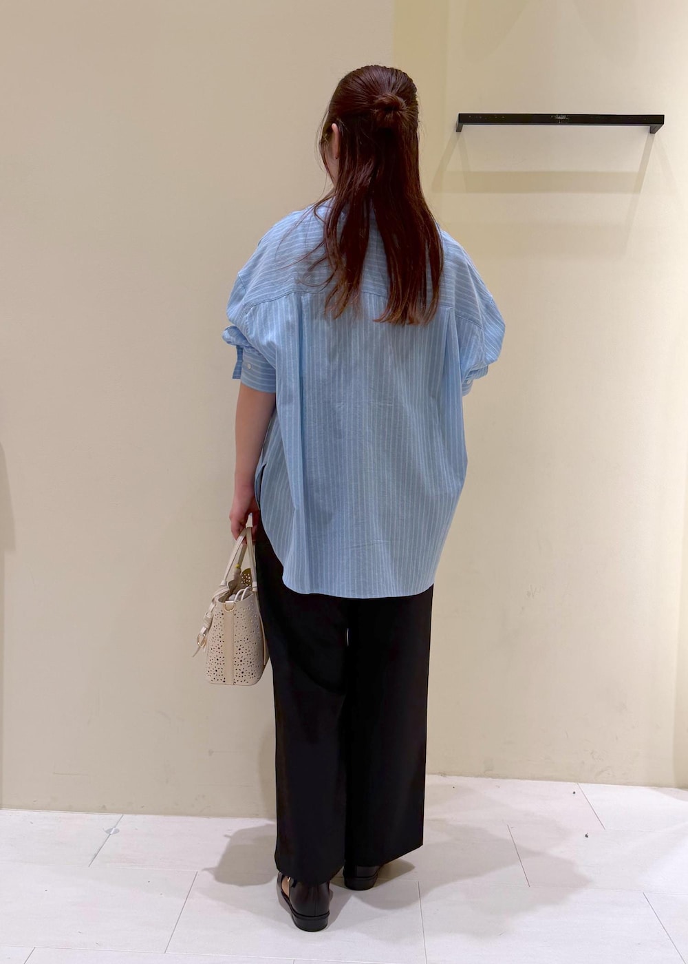 ブラック系のサンダル、ホワイト系のショルダーバッグ、ブラック系のつなぎ/オールインワンを着用したレディースの春コーディネートの2枚目の写真